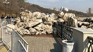 Rusya'da kopan buzullar kıyıya vurdu 