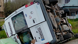 Samsun'da minibüs devrildi: 3 yaralı 