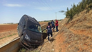 Şanlıurfa'da araç şarampole devrildi! 