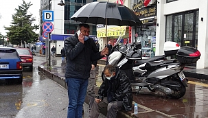 Şemsiye ile yaralının başında bekledi 