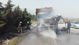 Seyir halindeki kamyon yandı!
