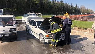 Seyir halindeki otomobili alev aldı