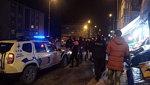 Tartıştığı adamın başında cam şişe kırdı 