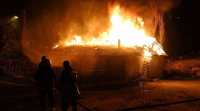 Tokat'ta ahşap ev alev alev yandı 