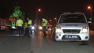 Trafik polisleri kaza yapı: 1 polis yaralı