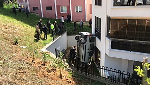 Yoldan çıktı apartman boşluğuna düştü 