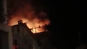 2 katlı binanın çatısı alev alev yandı 