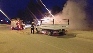 Alev alan kamyonet küle döndü 