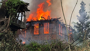 Asırlık konak kül oldu!