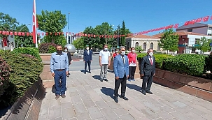 Atatürk anıtına çelen sunuldu! 