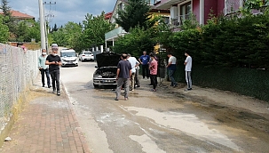 Bir anda alev alan aracı itfaiye söndürdü 