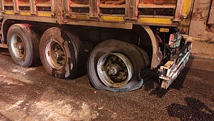 Bomba gibi patlayan tırın lastiği korkuttu