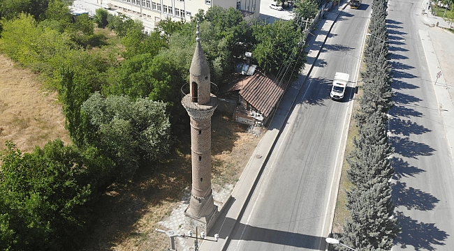 Yalnız minare yılladır dimdik ayakta