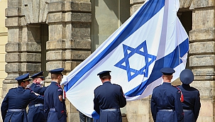 Çekya Prag Kalesi'ne İsrail bayrağı astı