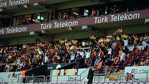 Davetli taraftarlar da maçı izledi 