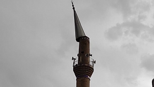 Fırtına minarenin kubbesini devirdi