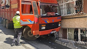 Freni boşalan kamyonet dehşet saçtı