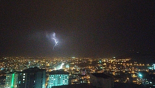Geceyi şimşekler aydınlattı! 