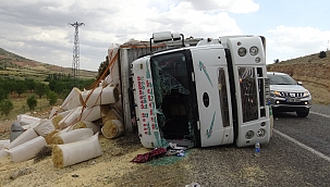 Gercüş'te kamyon devrildi: 3 yaralı