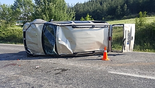 Hafif ticari araç takla attı: 2 yaralı 