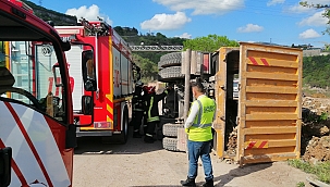 Hafriyat yüklü kamyon devrildi: 1 yaralı 