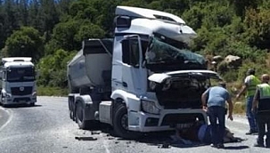 İki tır kafa kafaya çarpıştı: 2 yaralı 