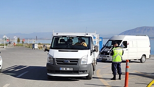 Jandarmadan vatandaşlara maske 