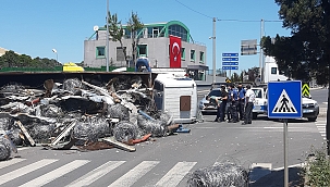 Kamyon devrildi hurdalar yola saçıldı 
