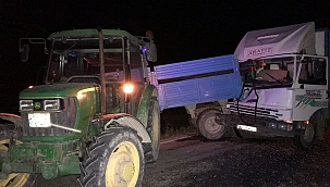 Kamyon traktöre arkadan çarptı 