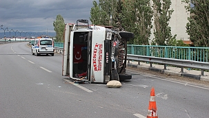 Kamyonet köprü üzerinde devrildi