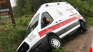Kontrolden çıkan ambulans kaza yaptı 
