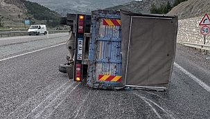 Kontrolden çıkan kamyon devrildi 