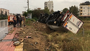 Kontrolden çıkan tır devrildi