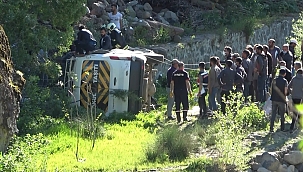 Minibüs şarampole yuvarlandı: 16 yaralı