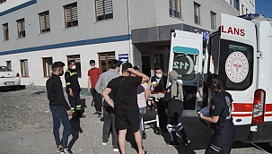 Motosiklet ile otomobil çarpıştı! 