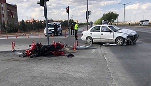 Motosiklet otomobile çarptı: 1 ölü 