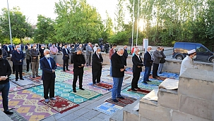 Namazgâhta bayram namazı sevinci