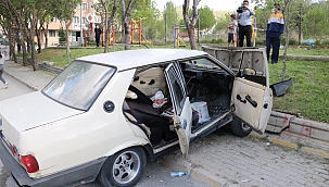 Otomobil çocuk parkının duvarına çarptı 