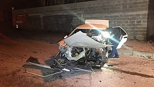 Otomobil direğe çarptı: 1 ölü 2 yaralı