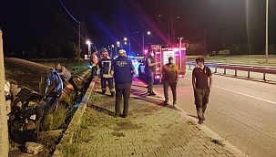 Otomobil duvara çarptı: 3 yaralı 