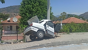 Otomobil ikiye bölündü: 2 yaralı