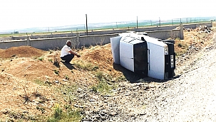 Otomobil şarampole devrildi! 