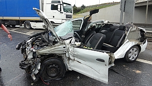 Otomobil tıra çarptı: 2 yaralı