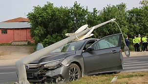 Otomobilin çarptığı direk devrildi:1 yaralı