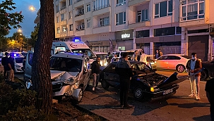 Otomobille kamyonet çarpıştı: 4 yaralı