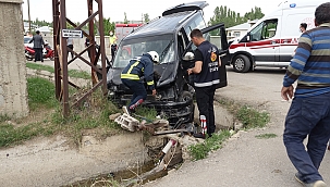 Otomobille minibüs çarpıştı: 4 yaralı 