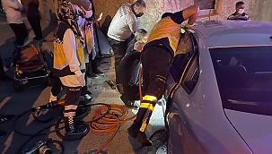 Otomobiller çarpıştı sürücü sıkıştı