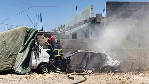 Park halindeki 2 araç yandı 