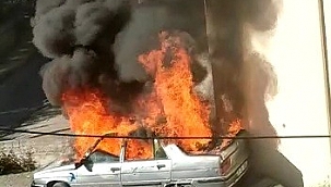 Park halindeki otomobil alev aldı