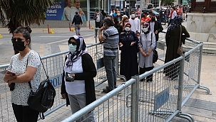 PTT önünde sosyal mesafesiz kuyruk! 